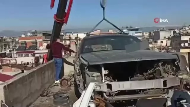 Çaldıkları araçları apartmanın çatı katında parçalamışlar Çaldıkları araçları apartmanın çatı katında parçalamışlar