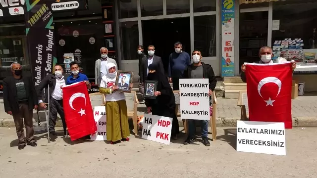 Çocukları dağa kaçırılan gözü yaşlı annelerin eylemi sürüyor Çocukları dağa kaçırılan gözü yaşlı annelerin eylemi sürüyor