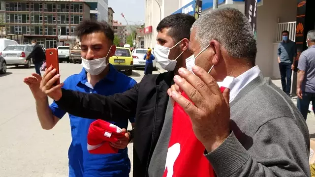 Çocukları dağa kaçırılan gözü yaşlı annelerin eylemi sürüyor Çocukları dağa kaçırılan gözü yaşlı annelerin eylemi sürüyor