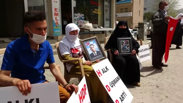 Çocukları dağa kaçırılan gözü yaşlı annelerin eylemi sürüyor Çocukları dağa kaçırılan gözü yaşlı annelerin eylemi sürüyor