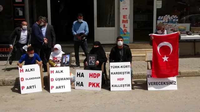 Çocukları dağa kaçırılan gözü yaşlı annelerin eylemi sürüyor Çocukları dağa kaçırılan gözü yaşlı annelerin eylemi sürüyor