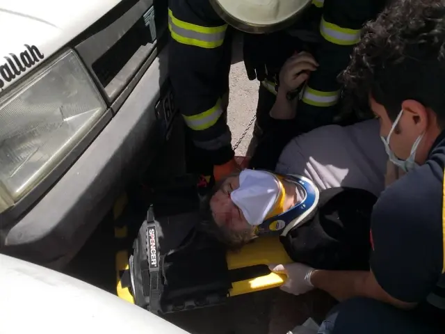 Covid-19 testi pozitif çıkan yaşlı kadına ambulanstan inerken otomobil çarptı...Otomobilin altında kalan kadını ekipler kurtardı Covid-19 testi pozitif çıkan yaşlı kadına ambulanstan inerken otomobil çarptı...Otomobilin altında kalan kadını ekipler kurtardı