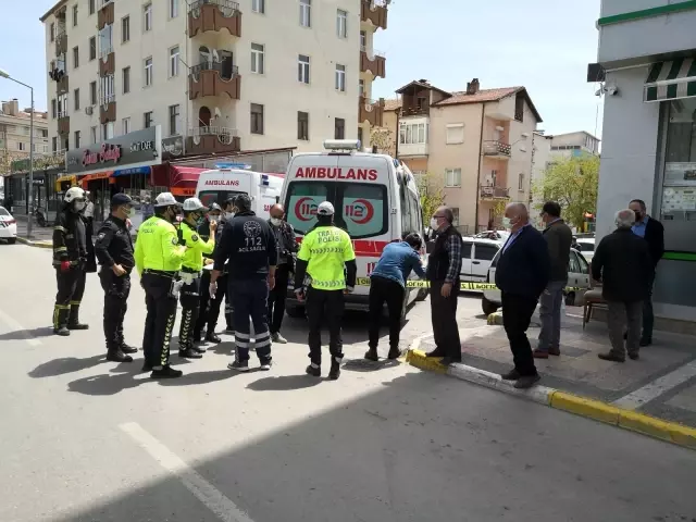 Covid-19 testi pozitif çıkan yaşlı kadına ambulanstan inerken otomobil çarptı...Otomobilin altında kalan kadını ekipler kurtardı Covid-19 testi pozitif çıkan yaşlı kadına ambulanstan inerken otomobil çarptı...Otomobilin altında kalan kadını ekipler kurtardı