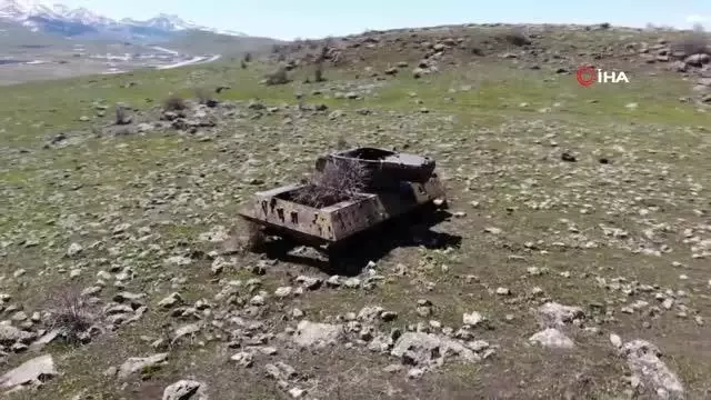 Dağ eteğindeki 70 yıllık tanklara doğa sahip çıkıyor Dağ eteğindeki 70 yıllık tanklara doğa sahip çıkıyor