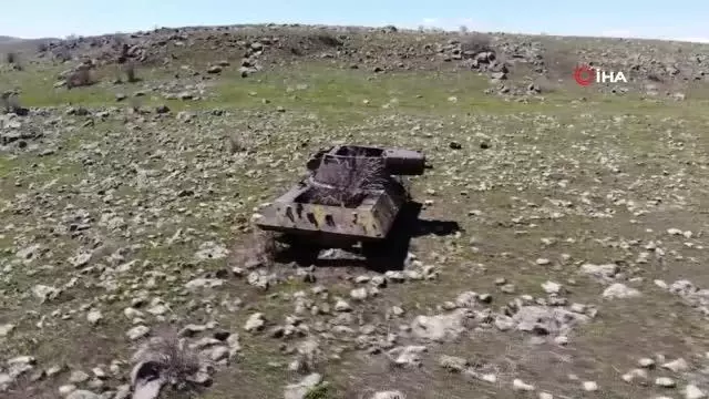 Dağ eteğindeki 70 yıllık tanklara doğa sahip çıkıyor Dağ eteğindeki 70 yıllık tanklara doğa sahip çıkıyor