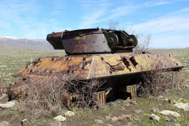 Dağ eteğindeki 70 yıllık tanklara doğa sahip çıkıyor Dağ eteğindeki 70 yıllık tanklara doğa sahip çıkıyor