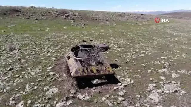 Dağ eteğindeki 70 yıllık tanklara doğa sahip çıkıyor Dağ eteğindeki 70 yıllık tanklara doğa sahip çıkıyor