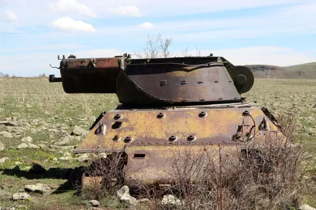Dağ eteğindeki 70 yıllık tanklara doğa sahip çıkıyor Dağ eteğindeki 70 yıllık tanklara doğa sahip çıkıyor