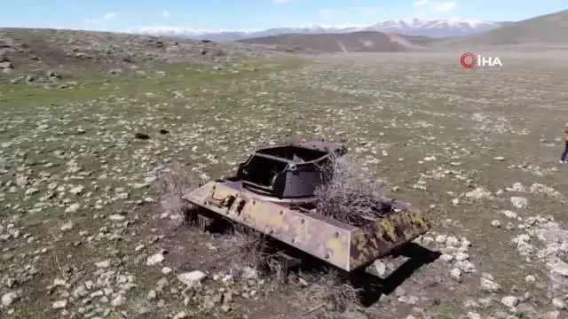 Dağ eteğindeki 70 yıllık tanklara doğa sahip çıkıyor Dağ eteğindeki 70 yıllık tanklara doğa sahip çıkıyor