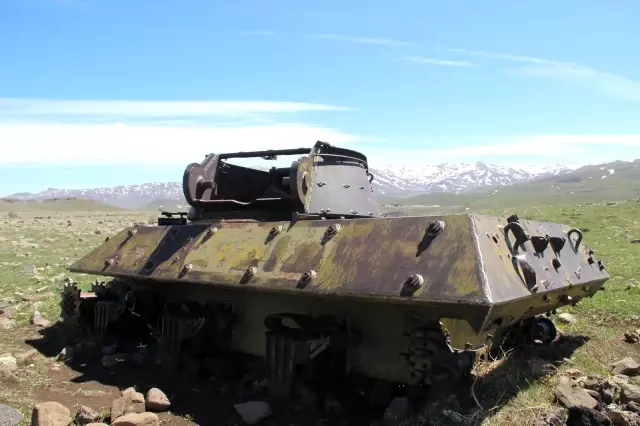Dağ eteğindeki 70 yıllık tanklara doğa sahip çıkıyor Dağ eteğindeki 70 yıllık tanklara doğa sahip çıkıyor