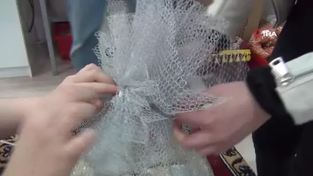 Damatlardan kaynanalara 'bitli helva' hediyesi geleneği sürüyor Damatlardan kaynanalara 'bitli helva' hediyesi geleneği sürüyor