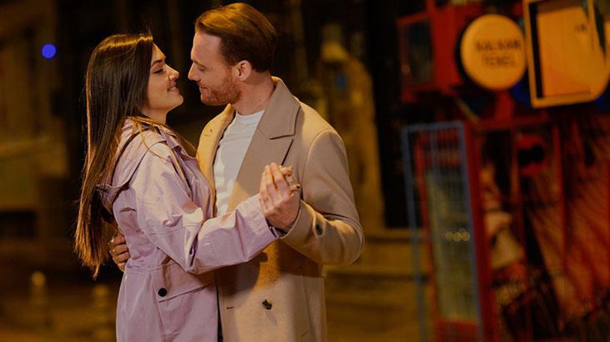 El ele görüntülenen Hande Erçel ve Kerem Bürsin, Instagram'dan aşklarını ilan etti