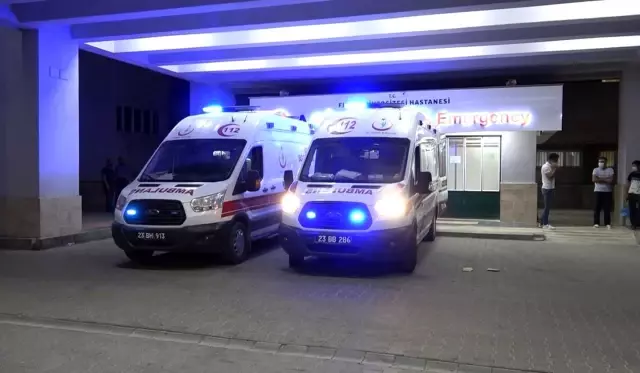Elazığ'da gıda zehirlenmesi şüphesiyle 11 işçi hastaneye kaldırıldı Elazığ'da gıda zehirlenmesi şüphesiyle 11 işçi hastaneye kaldırıldı