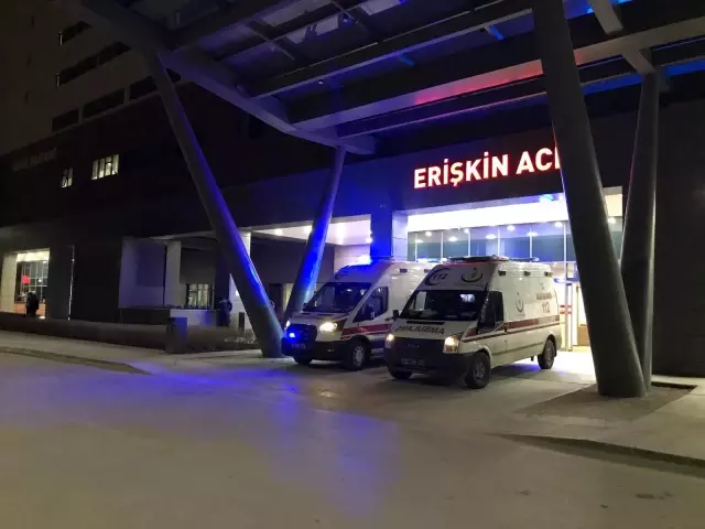 Elazığ'da gıda zehirlenmesi şüphesiyle 11 işçi hastaneye kaldırıldı Elazığ'da gıda zehirlenmesi şüphesiyle 11 işçi hastaneye kaldırıldı