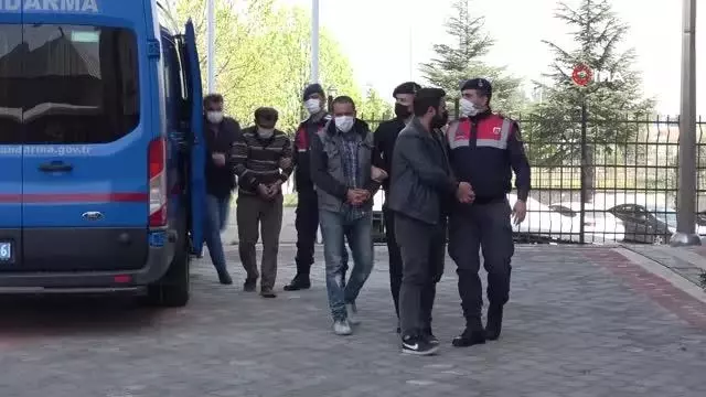 Ellerindeki tarihi eserleri satmak isterken jandarmaya yakalandılar Ellerindeki tarihi eserleri satmak isterken jandarmaya yakalandılar
