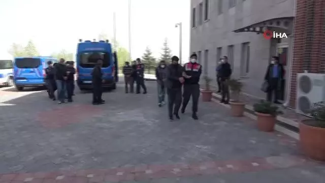 Ellerindeki tarihi eserleri satmak isterken jandarmaya yakalandılar Ellerindeki tarihi eserleri satmak isterken jandarmaya yakalandılar