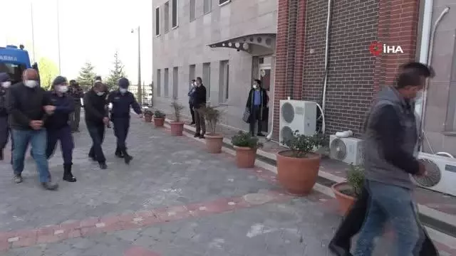Ellerindeki tarihi eserleri satmak isterken jandarmaya yakalandılar Ellerindeki tarihi eserleri satmak isterken jandarmaya yakalandılar