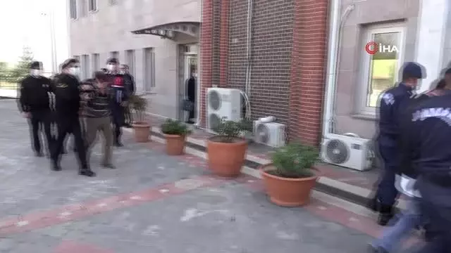 Ellerindeki tarihi eserleri satmak isterken jandarmaya yakalandılar Ellerindeki tarihi eserleri satmak isterken jandarmaya yakalandılar
