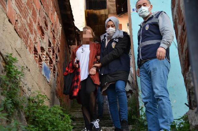 evin gizli bolmesinde saklanan 2 kadin polis 4 14097103 o