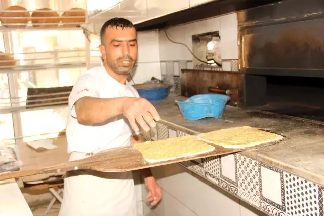Fırıncıların 300 derecelik sıcakta oruçla imtihanı Fırıncıların 300 derecelik sıcakta oruçla imtihanı