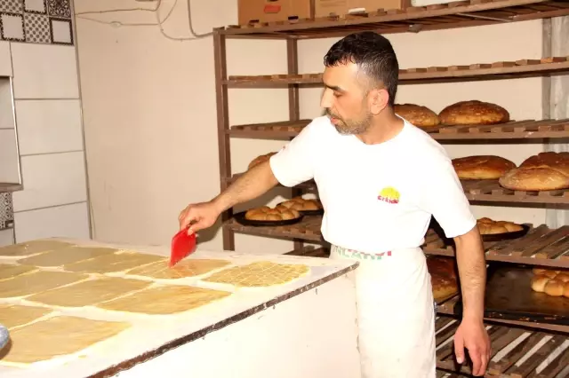 Fırıncıların 300 derecelik sıcakta oruçla imtihanı Fırıncıların 300 derecelik sıcakta oruçla imtihanı