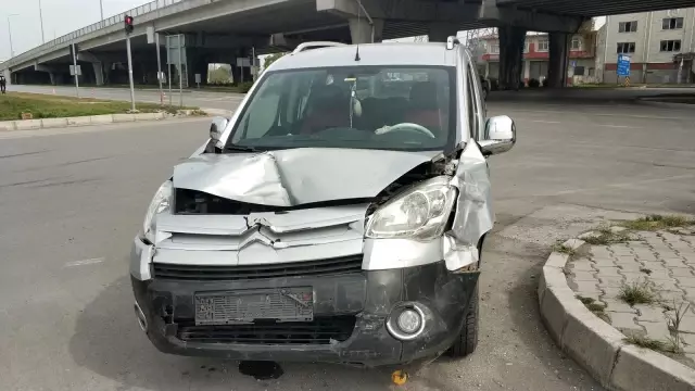 Hafif ticari araç ile minibüs çarpıştı: 3 yaralı