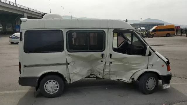 Hafif ticari araç ile minibüs çarpıştı: 3 yaralı
