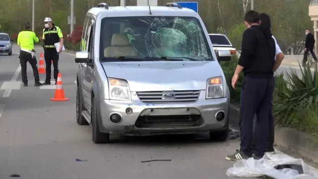 Hafif ticari araç motosiklete çarptı: 1 yaralı Hafif ticari araç motosiklete çarptı: 1 yaralı