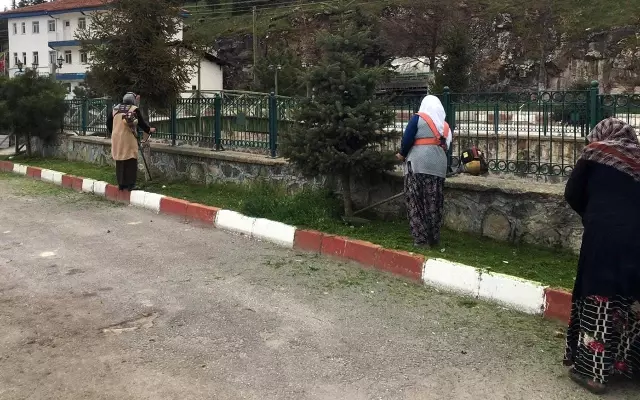 İscehisar'da park ve bahçelerde bakım çalışması başlatıldı İscehisar'da park ve bahçelerde bakım çalışması başlatıldı