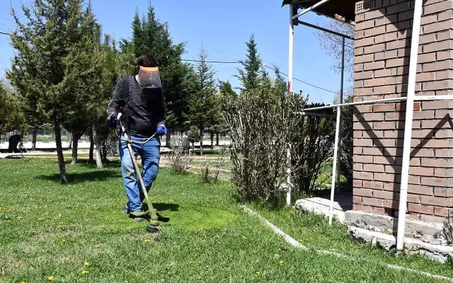 İscehisar'da park ve bahçelerde bakım çalışması başlatıldı İscehisar'da park ve bahçelerde bakım çalışması başlatıldı