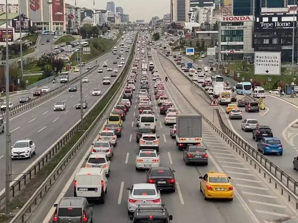 İSTANBUL'DA KISITLAMANIN BAŞLAMASINA RAĞMEN TRAFİK YOĞUNLUĞU -1 İSTANBUL'DA KISITLAMANIN BAŞLAMASINA RAĞMEN TRAFİK YOĞUNLUĞU -1