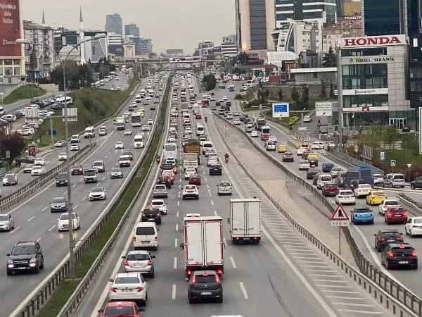 İSTANBUL'DA KISITLAMANIN BAŞLAMASINA RAĞMEN TRAFİK YOĞUNLUĞU -1 İSTANBUL'DA KISITLAMANIN BAŞLAMASINA RAĞMEN TRAFİK YOĞUNLUĞU -1