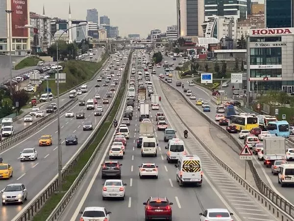 İSTANBUL'DA KISITLAMANIN BAŞLAMASINA RAĞMEN TRAFİK YOĞUNLUĞU -1 İSTANBUL'DA KISITLAMANIN BAŞLAMASINA RAĞMEN TRAFİK YOĞUNLUĞU -1