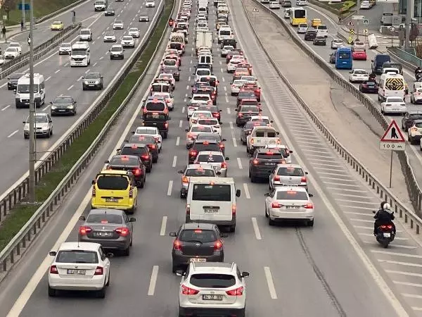 İSTANBUL'DA KISITLAMANIN BAŞLAMASINA RAĞMEN TRAFİK YOĞUNLUĞU -1 İSTANBUL'DA KISITLAMANIN BAŞLAMASINA RAĞMEN TRAFİK YOĞUNLUĞU -1