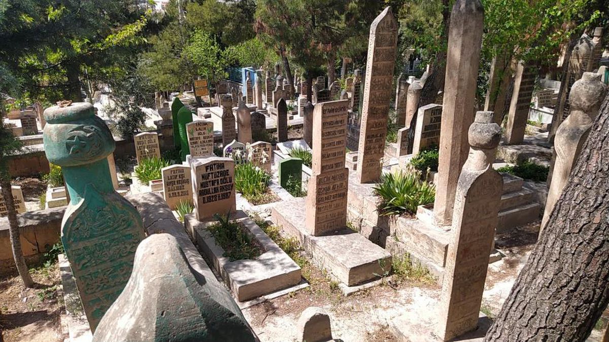 Kabristanda usulsüz satış! İçinde cenaze bulunan mezara 3 kişi daha gömülmüş