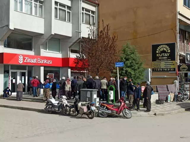 Kısıtlama öncesinde bankalarda önünde uzun kuyruklar oluştu Kısıtlama öncesinde bankalarda önünde uzun kuyruklar oluştu