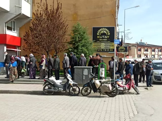 Kısıtlama öncesinde bankalarda önünde uzun kuyruklar oluştu Kısıtlama öncesinde bankalarda önünde uzun kuyruklar oluştu