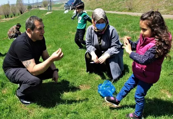 KIZILDAĞ ETEKLERİNDE KADINLARIN 'MADIMAK' MESAİSİ KIZILDAĞ ETEKLERİNDE KADINLARIN 'MADIMAK' MESAİSİ