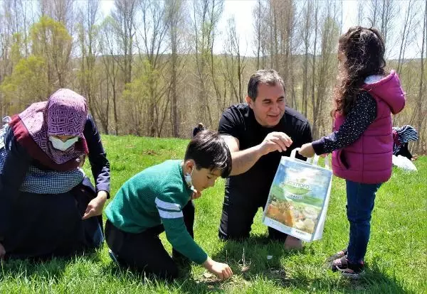KIZILDAĞ ETEKLERİNDE KADINLARIN 'MADIMAK' MESAİSİ KIZILDAĞ ETEKLERİNDE KADINLARIN 'MADIMAK' MESAİSİ