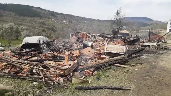 kızın cansız bedenleri, yanan evden çıkarıldı kızın cansız bedenleri, yanan evden çıkarıldı