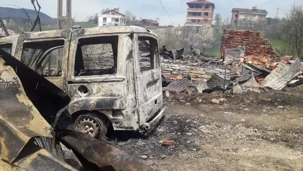 kızın cansız bedenleri, yanan evden çıkarıldı kızın cansız bedenleri, yanan evden çıkarıldı