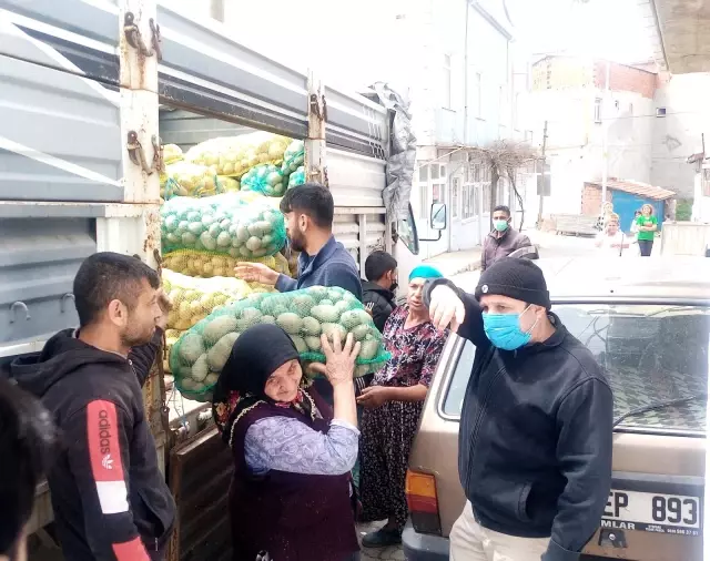 Malkara'da 106 ton patates ve soğan dağıtıldı Malkara'da 106 ton patates ve soğan dağıtıldı