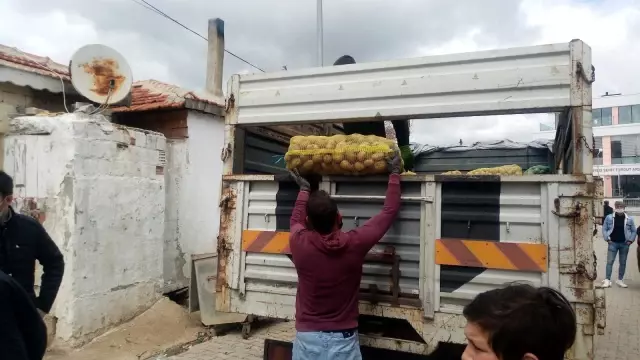 Malkara'da 106 ton patates ve soğan dağıtıldı Malkara'da 106 ton patates ve soğan dağıtıldı