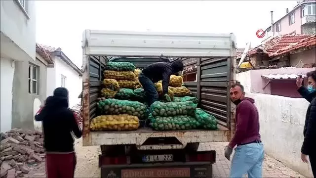 Malkara'da 106 ton patates ve soğan dağıtıldı Malkara'da 106 ton patates ve soğan dağıtıldı
