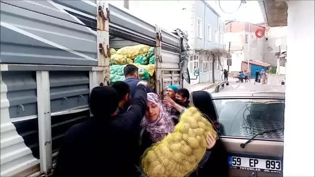 Malkara'da 106 ton patates ve soğan dağıtıldı Malkara'da 106 ton patates ve soğan dağıtıldı