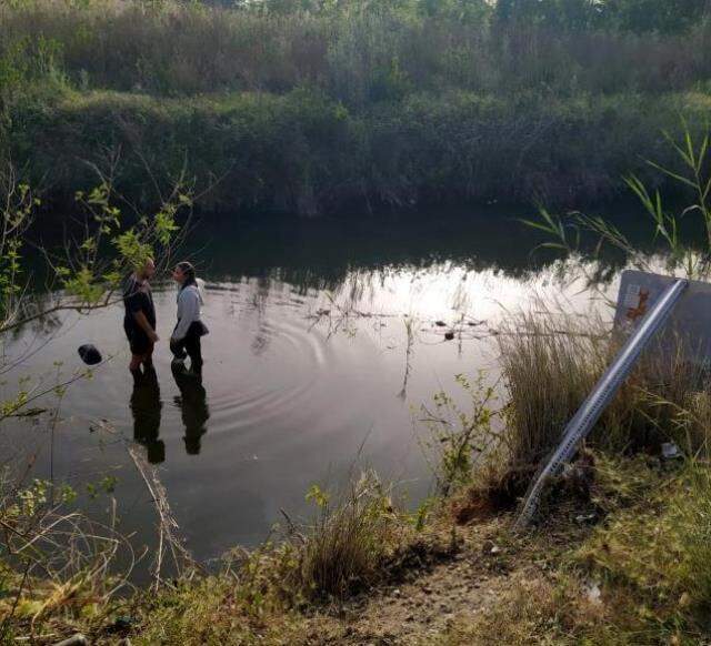 Muğla'da dereye düşen otomobilin üstüne çıkan 2 kişi kurtarıldı