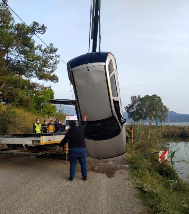Muğla'da dereye düşen otomobilin üstüne çıkan 2 kişi kurtarıldı