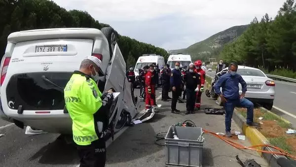 MUĞLA HAFİF TİCARİ ARAÇLA OTOMOBİL ÇARPIŞTI: 1 ÖLÜ, 5 YARALI MUĞLA HAFİF TİCARİ ARAÇLA OTOMOBİL ÇARPIŞTI: 1 ÖLÜ, 5 YARALI