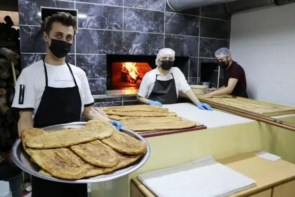 Ramazanın vazgeçilmezi haşhaşlı tahinli pideyi ailecek üretiyorlar Ramazanın vazgeçilmezi haşhaşlı tahinli pideyi ailecek üretiyorlar