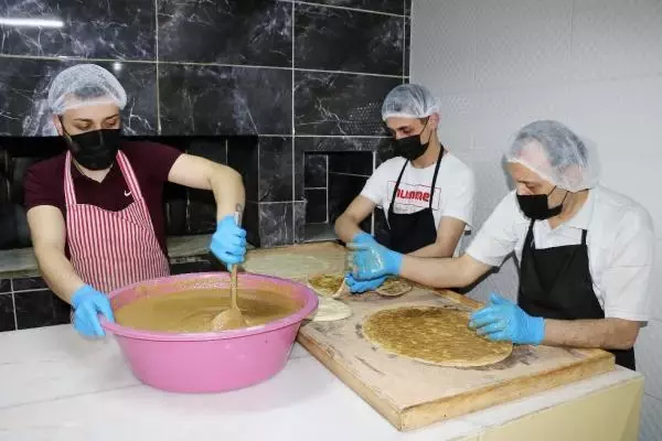 Ramazanın vazgeçilmezi haşhaşlı tahinli pideyi ailecek üretiyorlar Ramazanın vazgeçilmezi haşhaşlı tahinli pideyi ailecek üretiyorlar